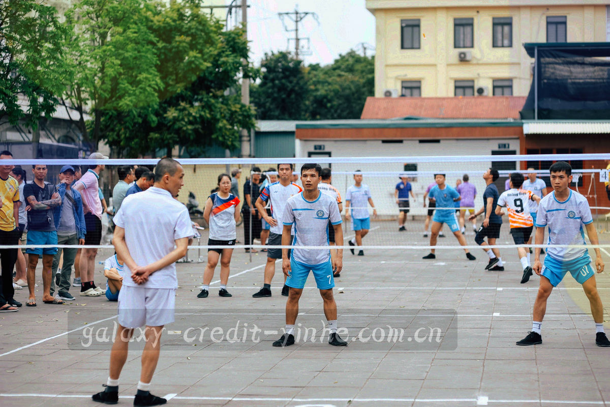 明亮培训空间中人群背影与屏幕的抽象化场景，不含可辨识人脸